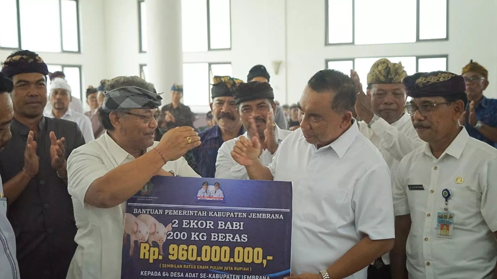 Serahkan BKK serta Bantuan Babi Untuk Desa Adat se-Jembrana