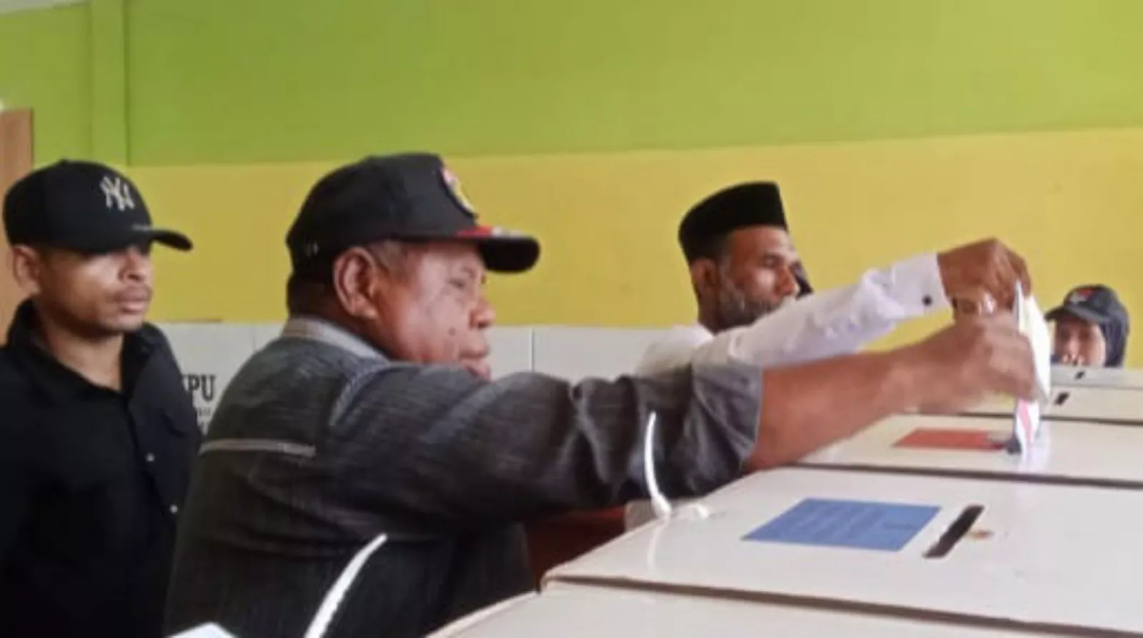 Ali Baham Mencoblos di TPS 1 kampung Kapaurtutin, Imbau Warga untuk Tidak Golput
