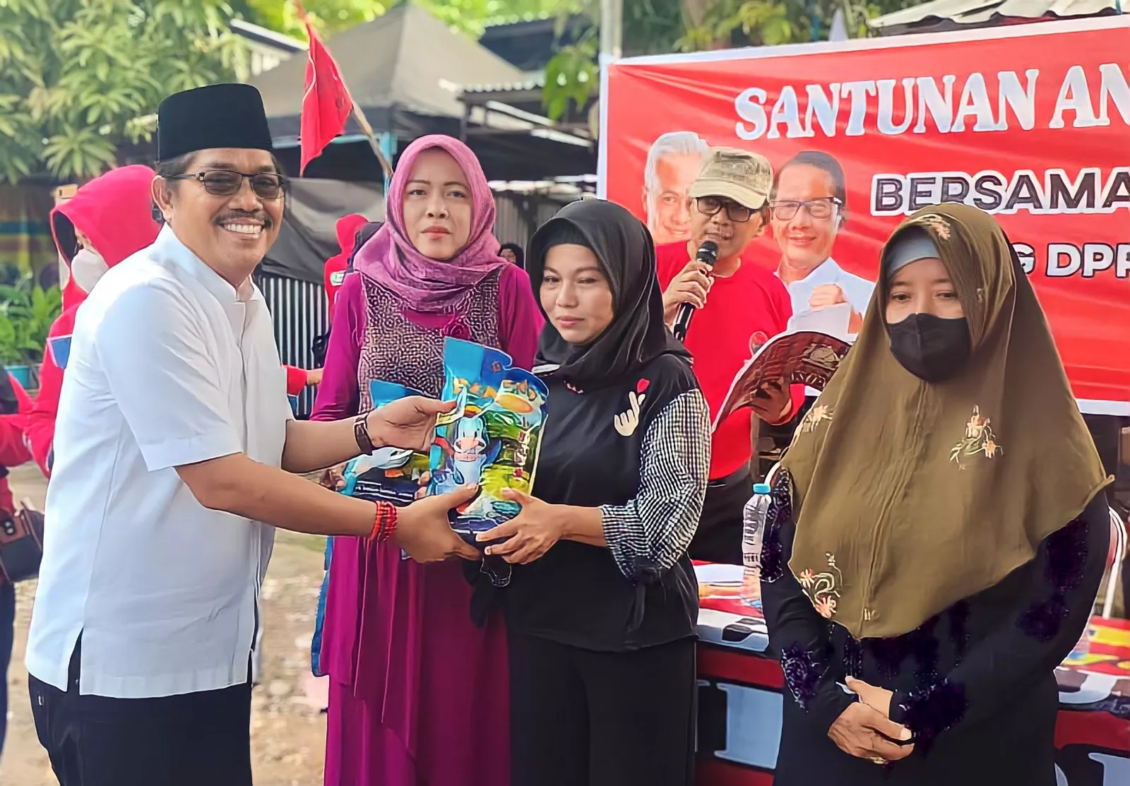 Budi Leksono (Buleks) Santuni Anak Yatim dan Lansia di Lamongan Dipo Surabaya