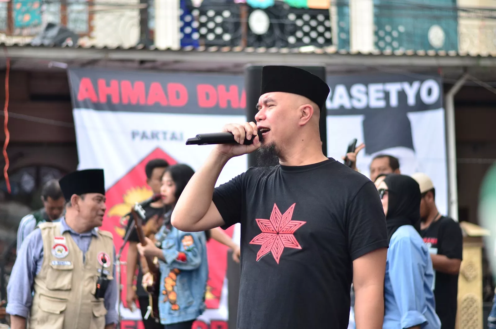 Ahmad Dhani Kampanye dan Konser Bersama Triad di Surabaya, Warga Bulak Menyambut Histeris
