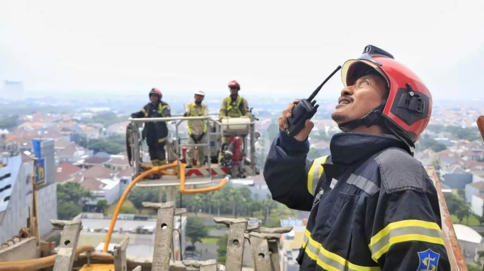 Kebakaran di proyek Apartemen Bella Pakuwon City Surabaya, Damkar Bergerak Cepat