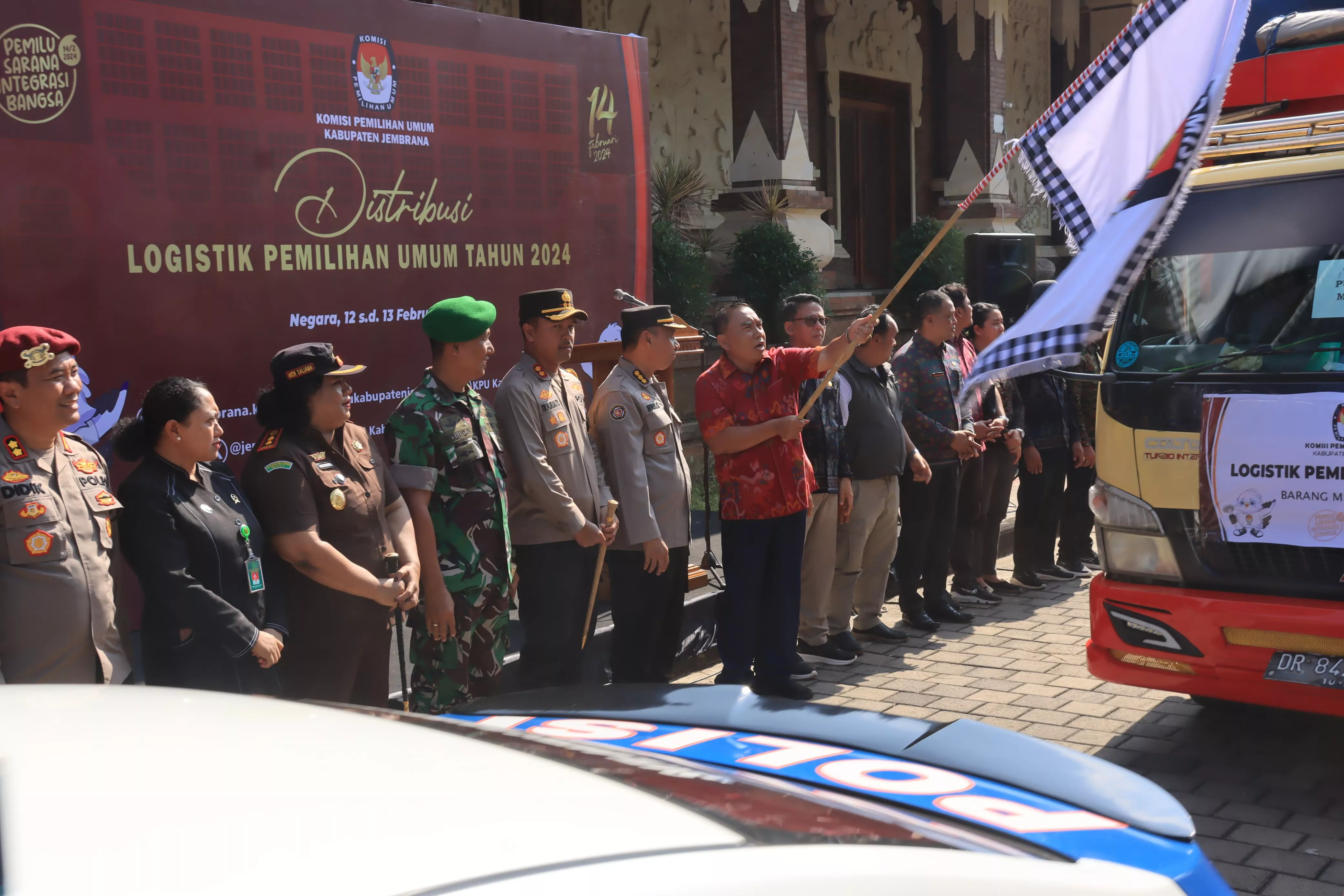 Serukan Pemilu Damai, Bupati Tamba Lepas Distribusi Logistik Pemilu Tahun 2024