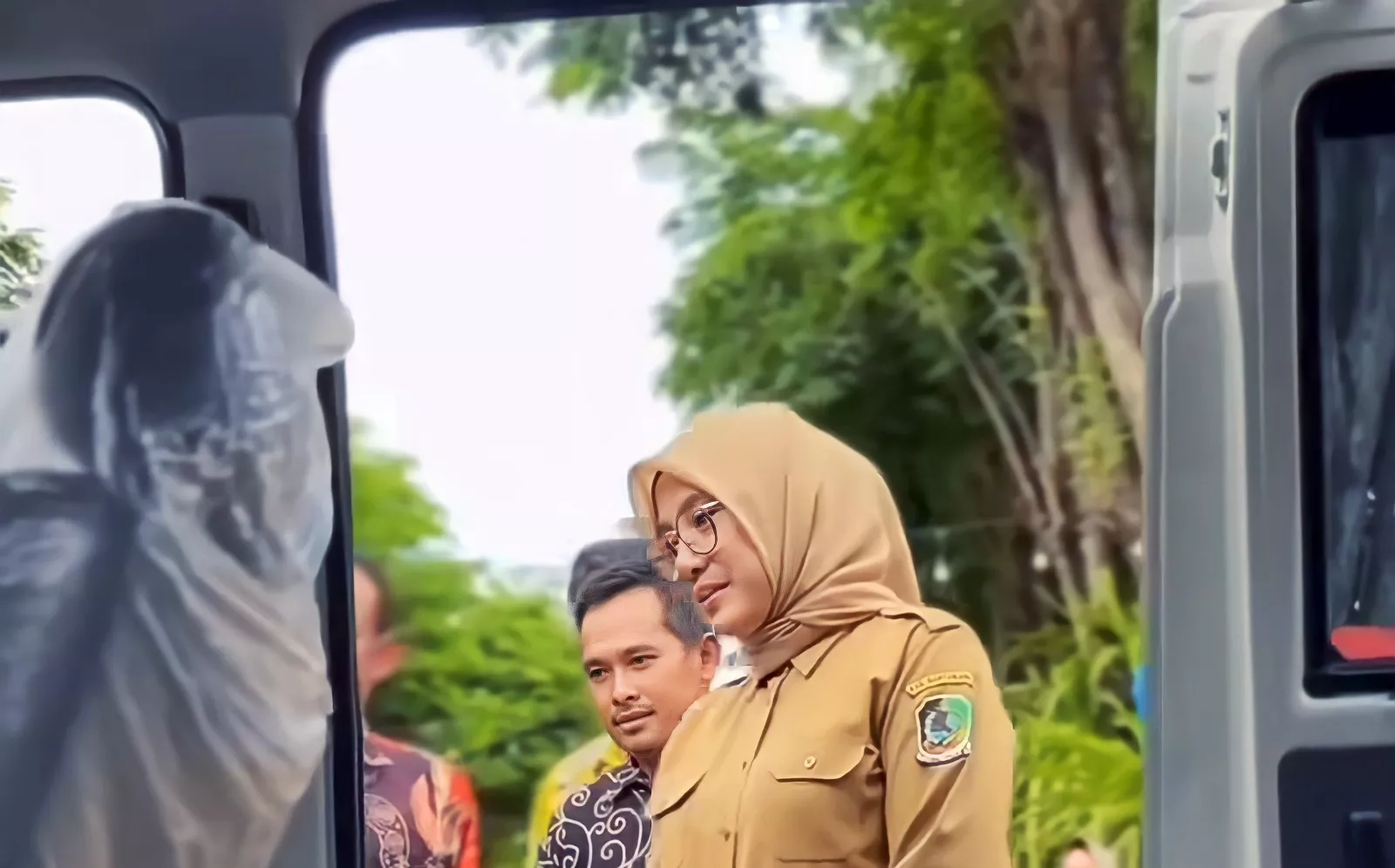 Ipuk Fiestiandani Sumbang Mobil Operasional untuk Umat Buddha Banyuwangi