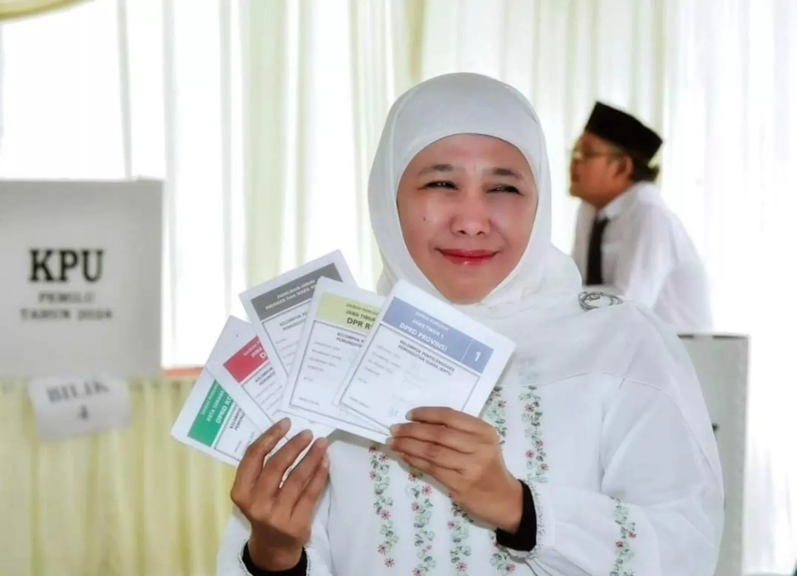 Nyoblos di TPS 31 Jemur Sari, Khofifah Indar Parawansa Imbau Warga Jatim Tidak Golput