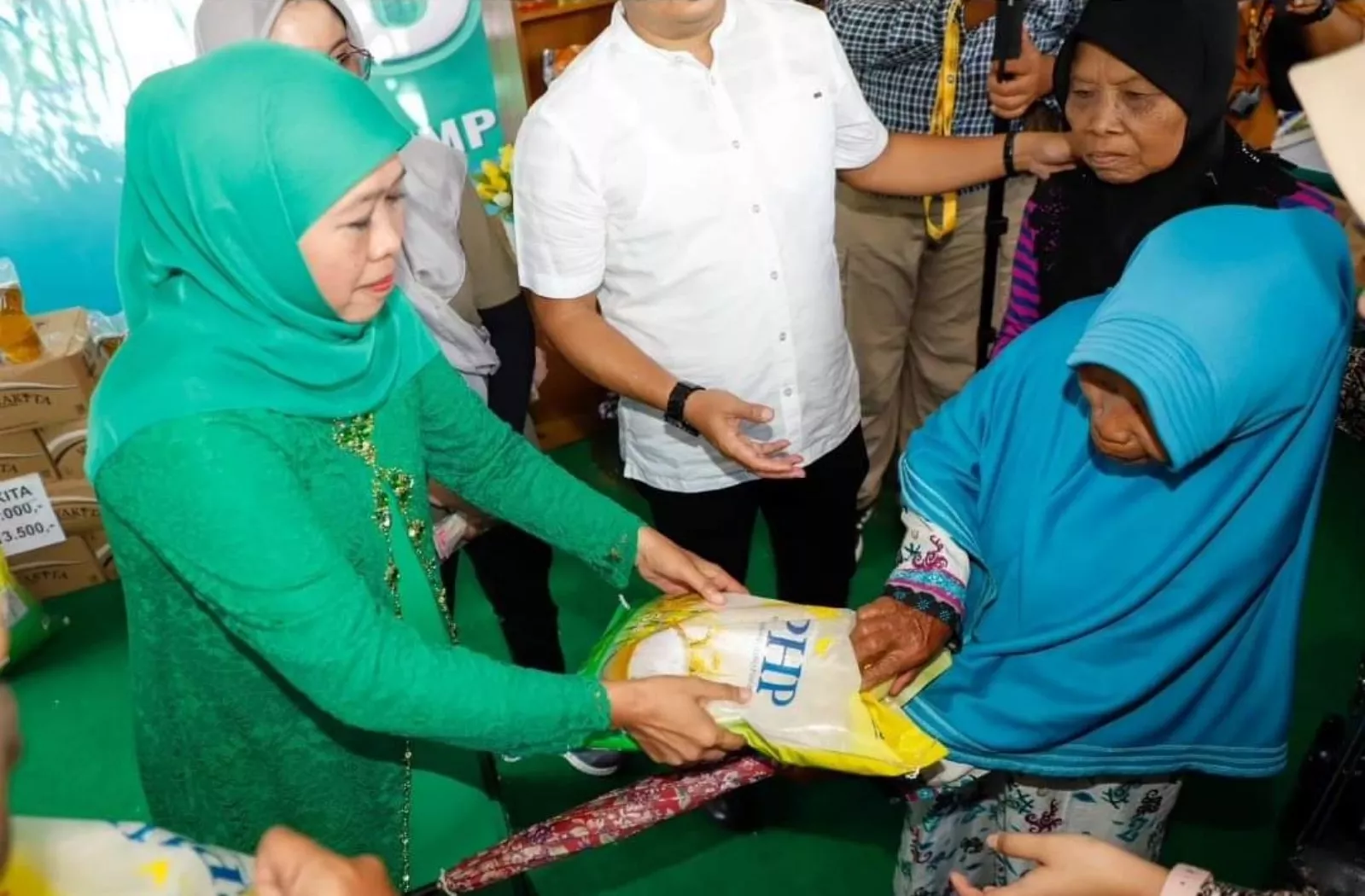 Khofifah Indar Parawansa Gelar Operasi Pasar Murah di Jember, Bagi-bagi Sembako Gratis