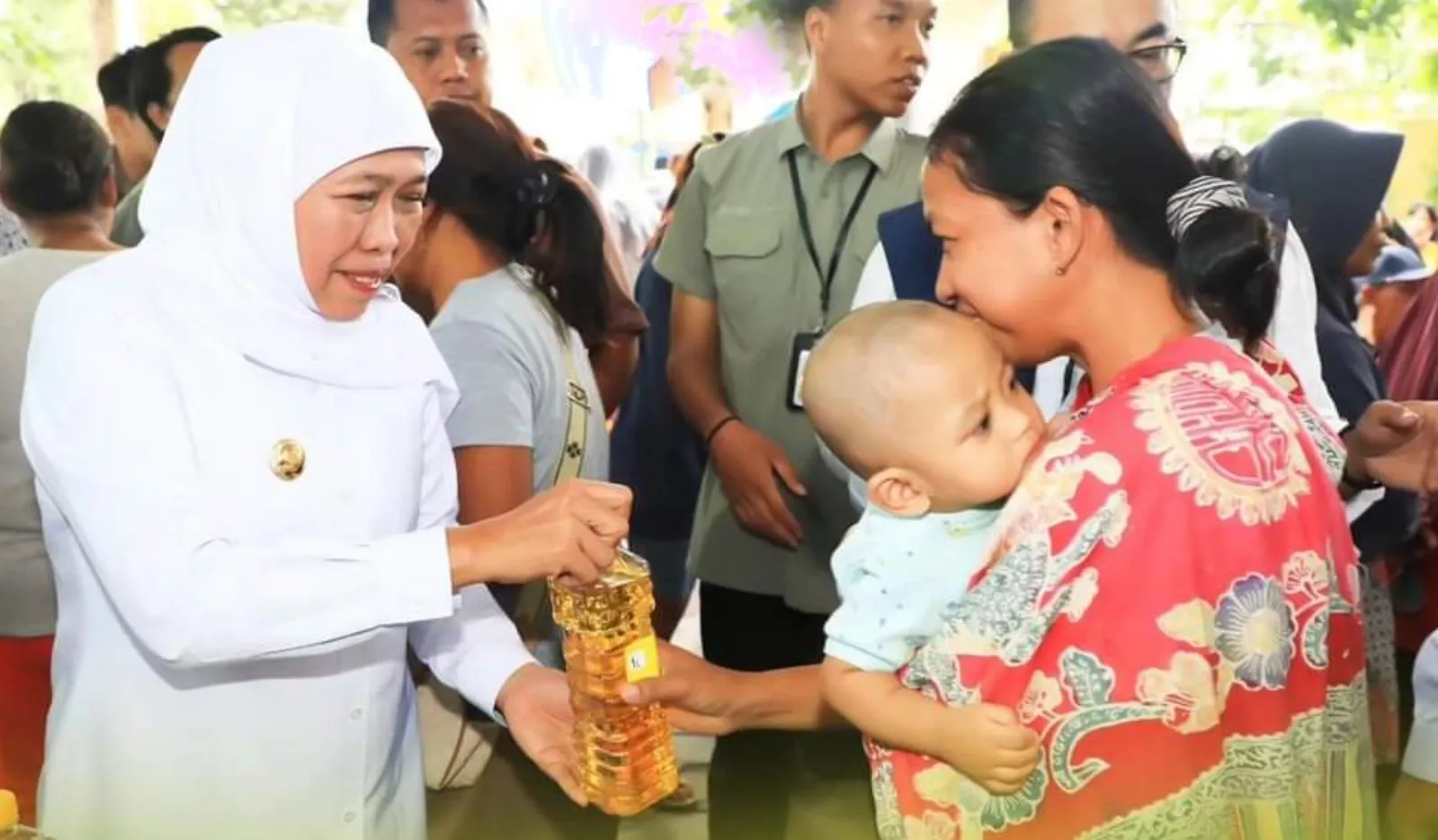Intervensi Harga Bahan Pokok, Khofifah Indar Parawansa Gelar Pasar Murah di Kediri