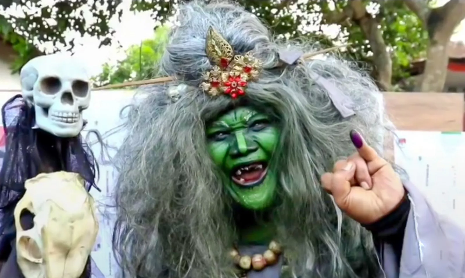 Mak Lampir Mencoblos di TPS 07 Dusun Wonorekso, Semarakkan Pemilu di Banyuwangi