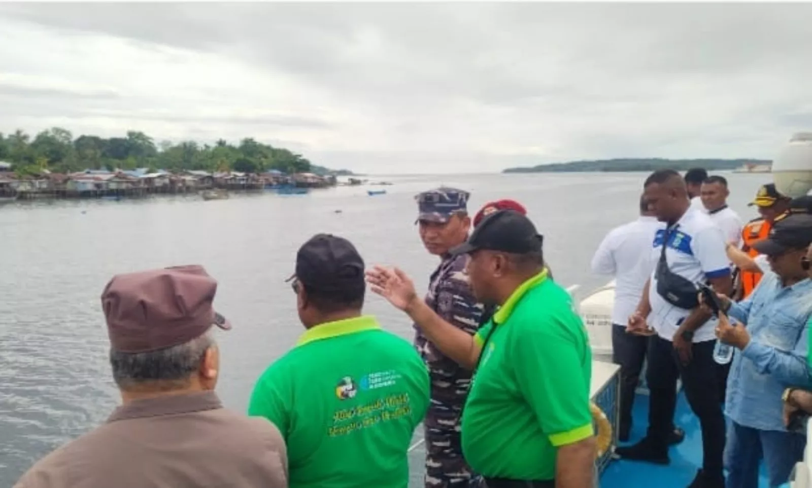 Ali Baham dan Forkopimda Papua Barat Pantau Sampah di Pesisir Teluk Sawaibu dan Doreh