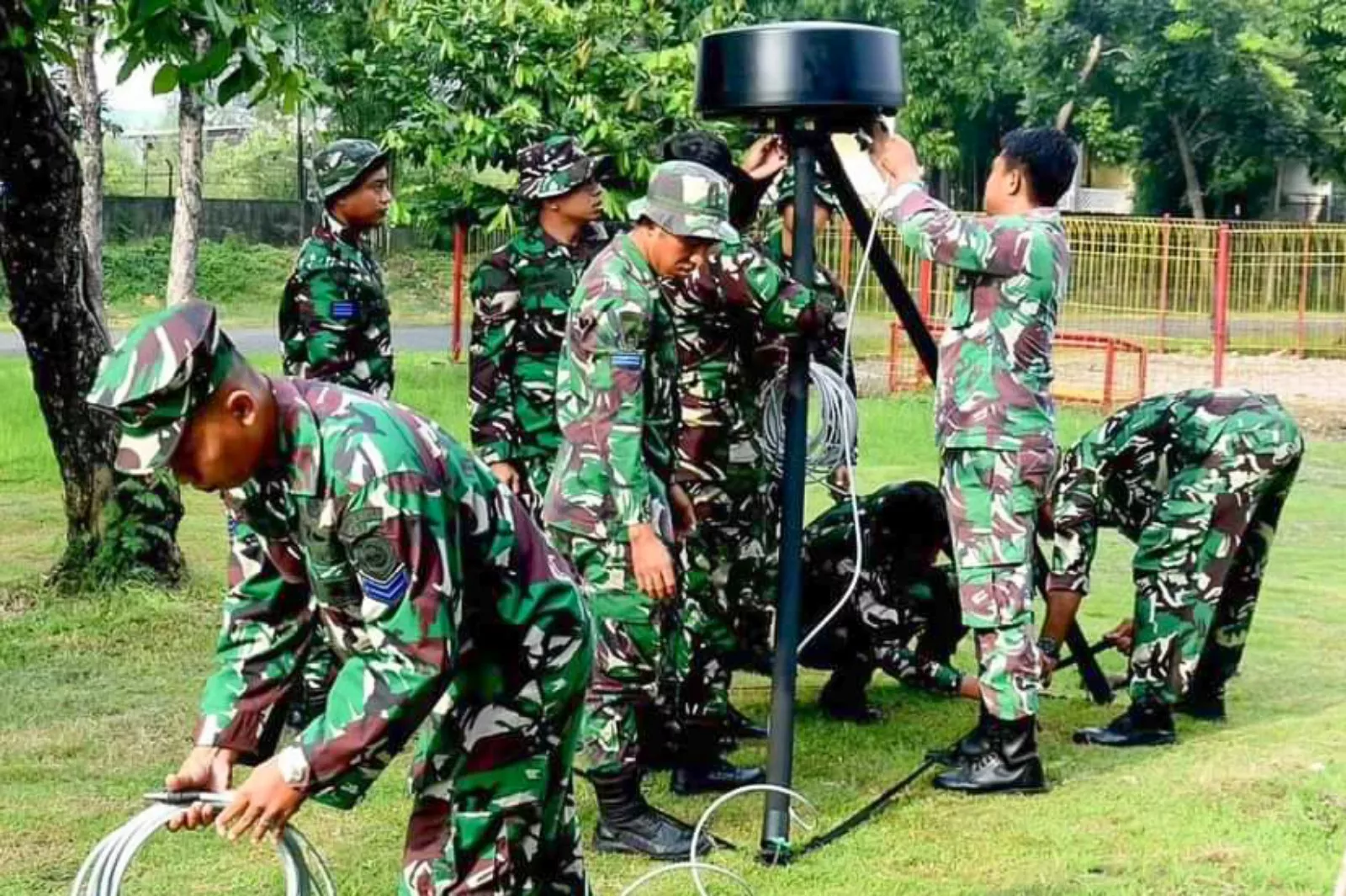 Prajurit Brigade Infanteri 2 Marinir Latihan Radar Kelvin Hughes untuk Misi Papua Nugini