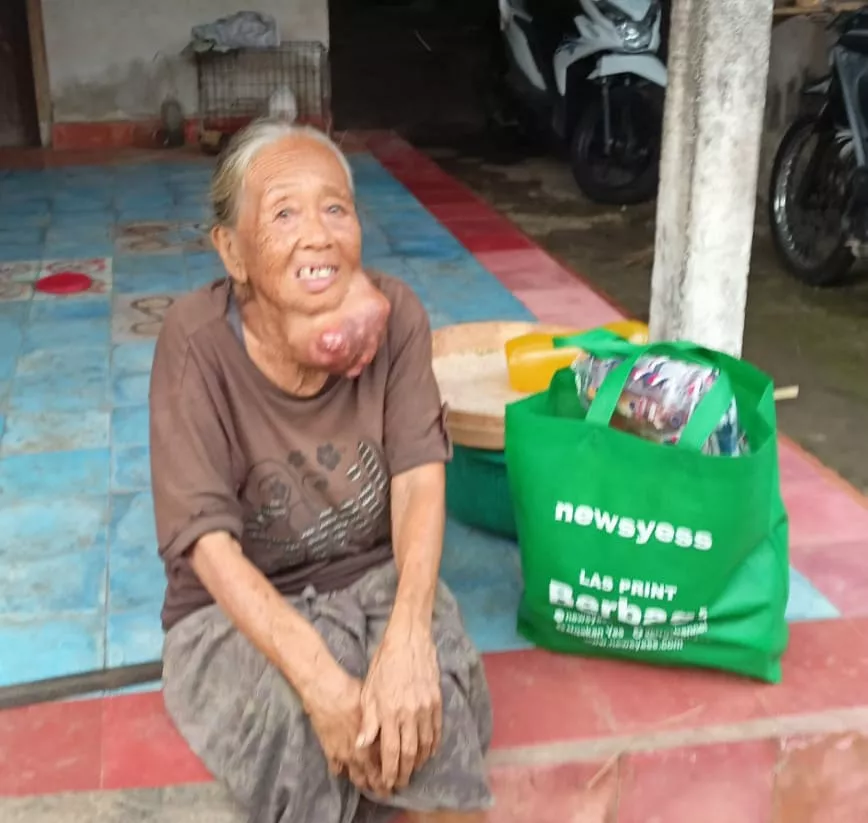 Bantuan Kemanusiaan PT Sinar Mahardika Sentosa, Berbagi Paket Sembako untuk Dadong Nyoman Rodi