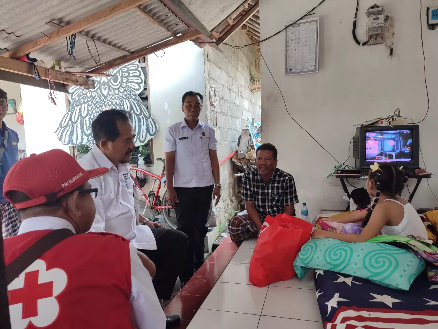 Ketua PMI Kabupaten Klungkung Berikan Bantuan dan Dukungan untuk Pasien Tumor
