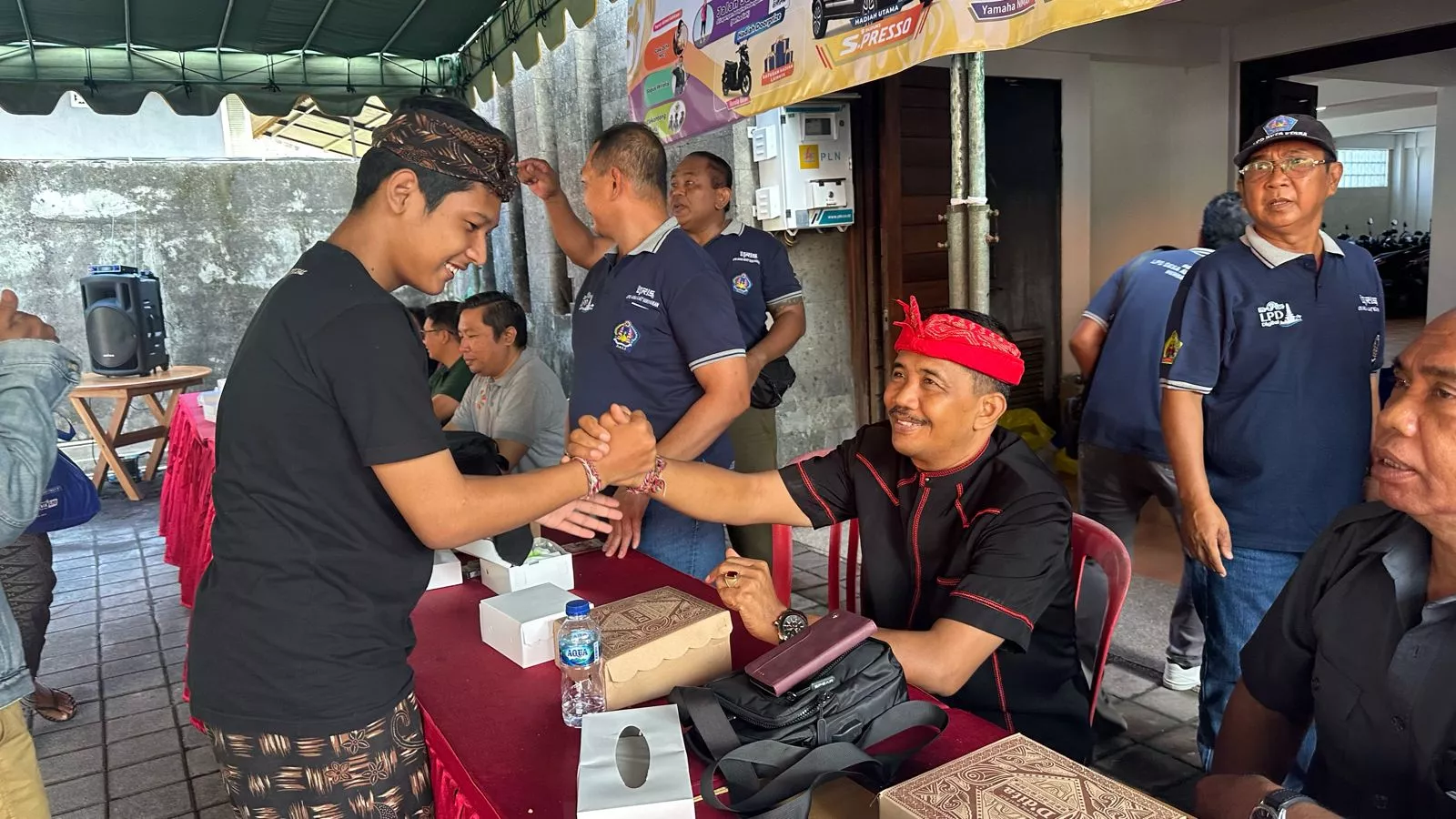 Bendesa Desa Adat Kerobokan Sambut HUT LPD ke 32 dengan Aksi Sosial