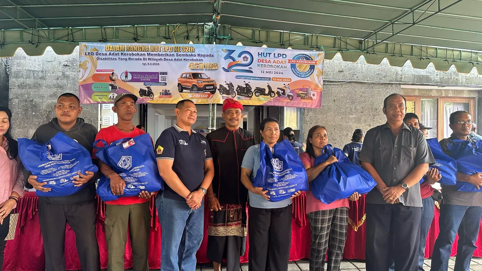 HUT ke 32, LPD Kerobokan Bagikan Paket Sembako pada 235 Penyandang Disabilitas