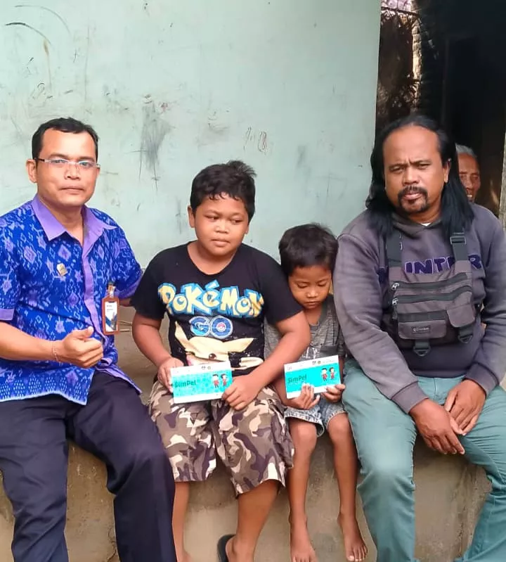 Gerakan Koperasi Gianyar Beri Bantuan pada Dadong Nengah Sumerti Merawat Tiga Cucu Yatim