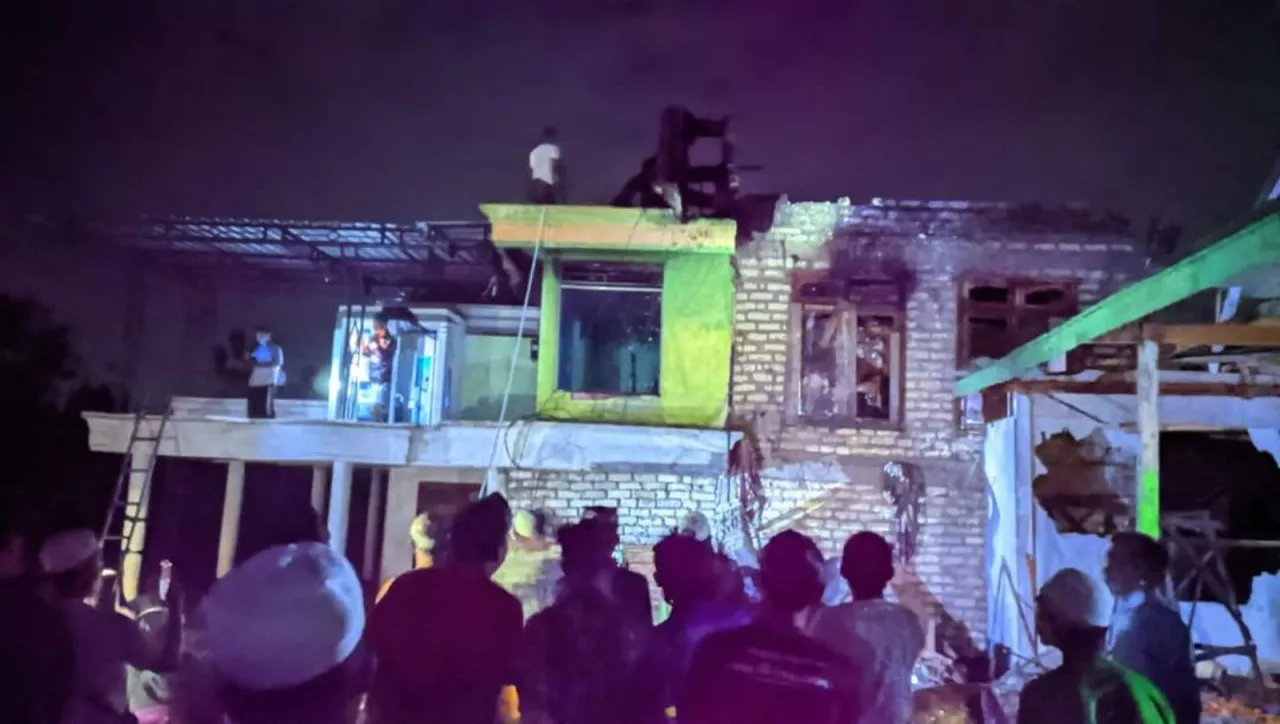 Studio Ganata FM Poreh Karangpenang Terbakar, Diduga Akibat Korsleting Listrik