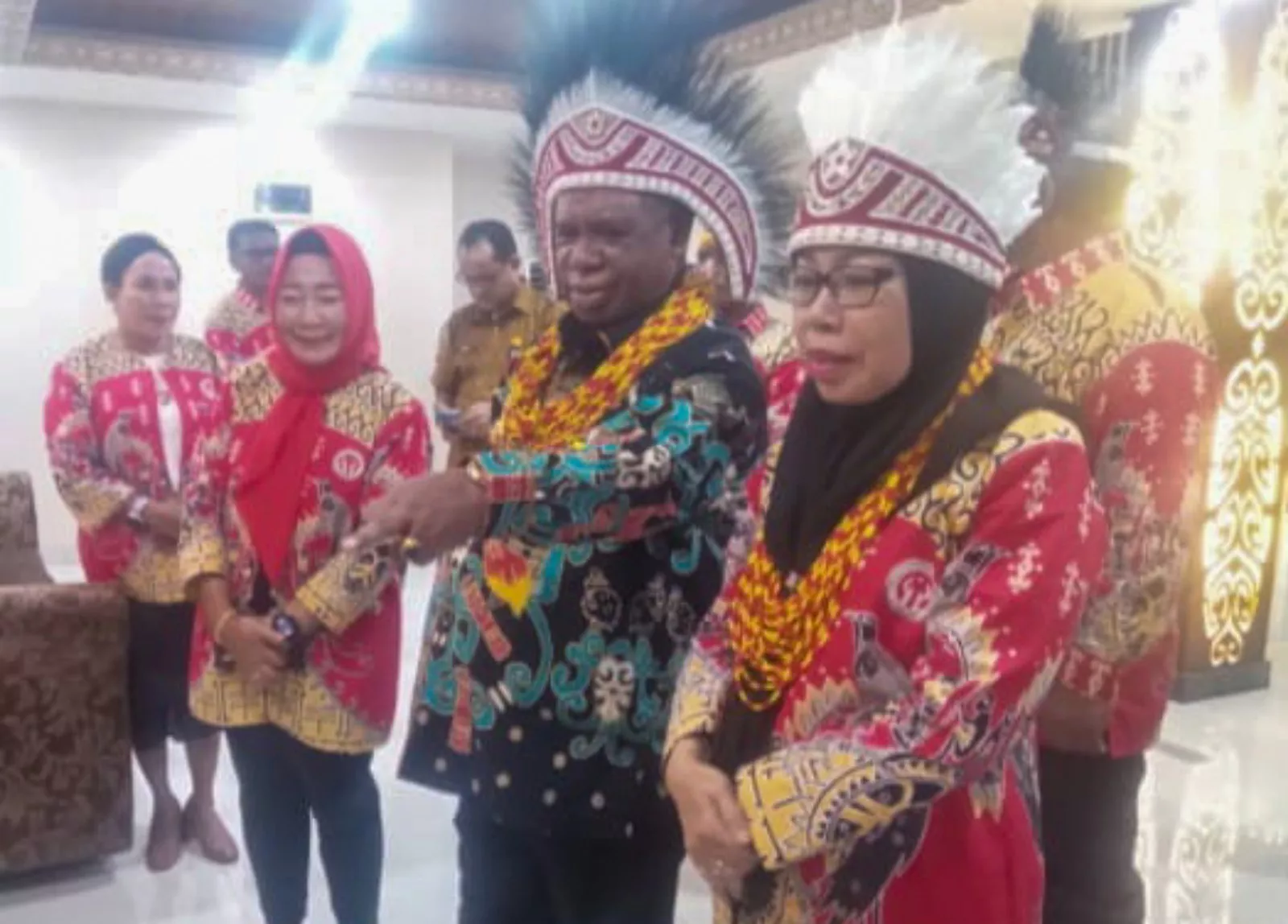 Kunjungan Ali Baham ke Dekranasda Disambut dengan Prosesi Adat Injak Piring