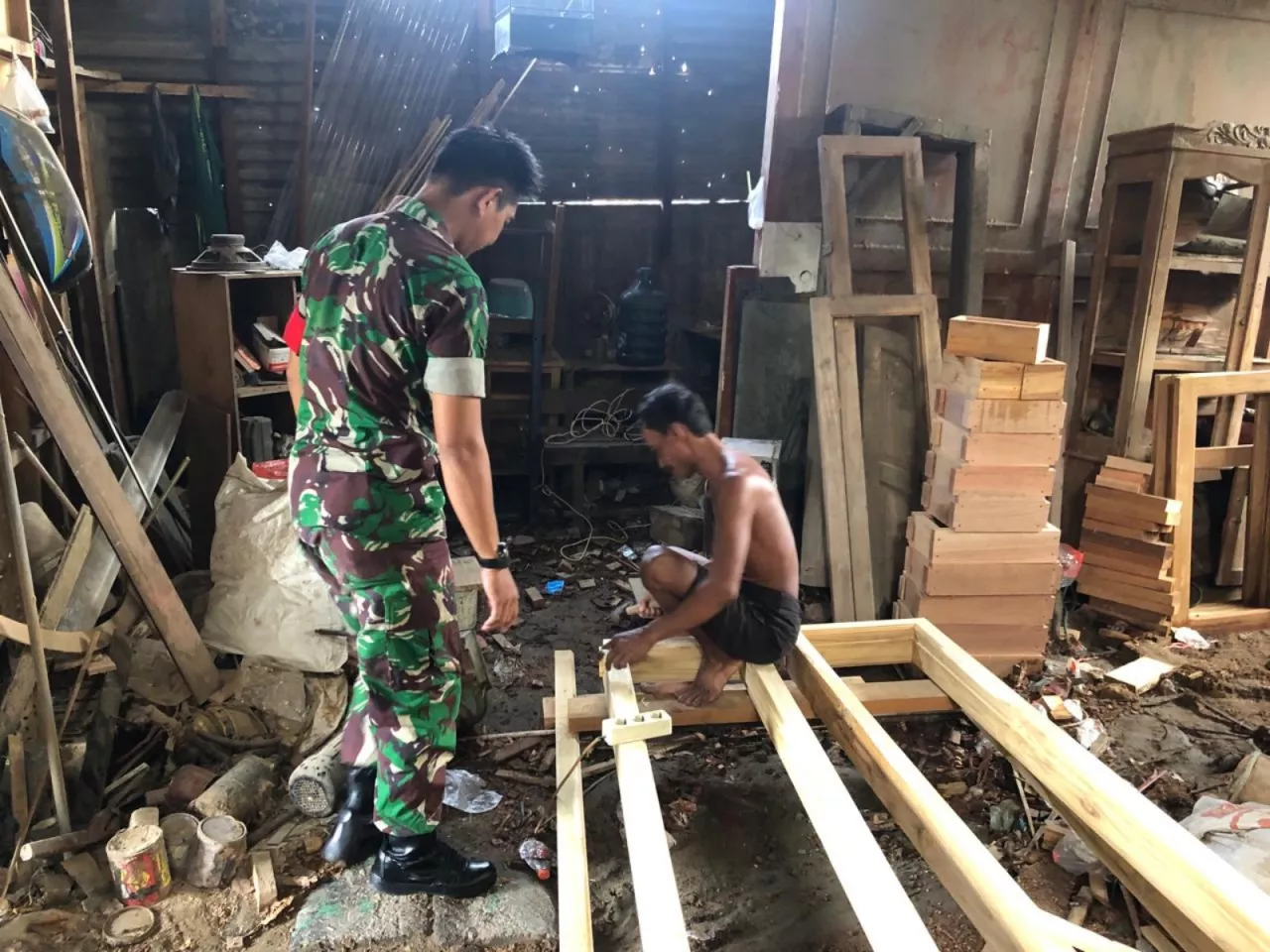 Babinsa Koramil Manyar Dampingi Usaha Mebel Warga Binaan di Desa Suci Gresik