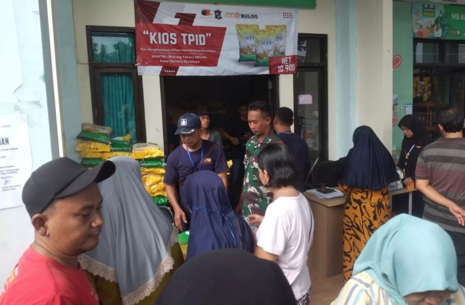 Jelang Ramadan, Babinsa Sememi Pantau Harga Sembako di Pasar Tradisional