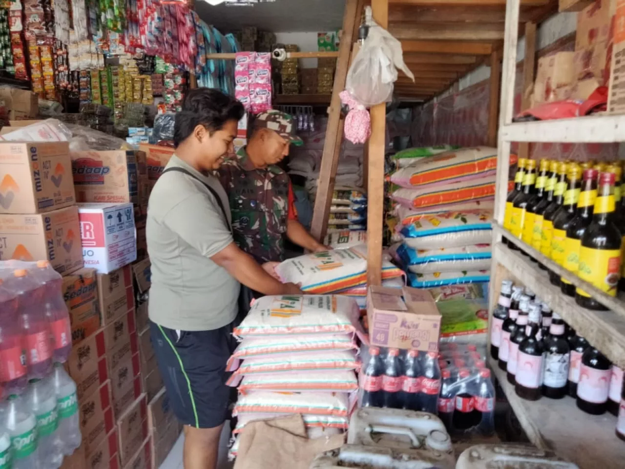 Harga Sembako di Pasar Pangkah Wetan Stabil dalam Pantauan Koramil Ujungpangkah