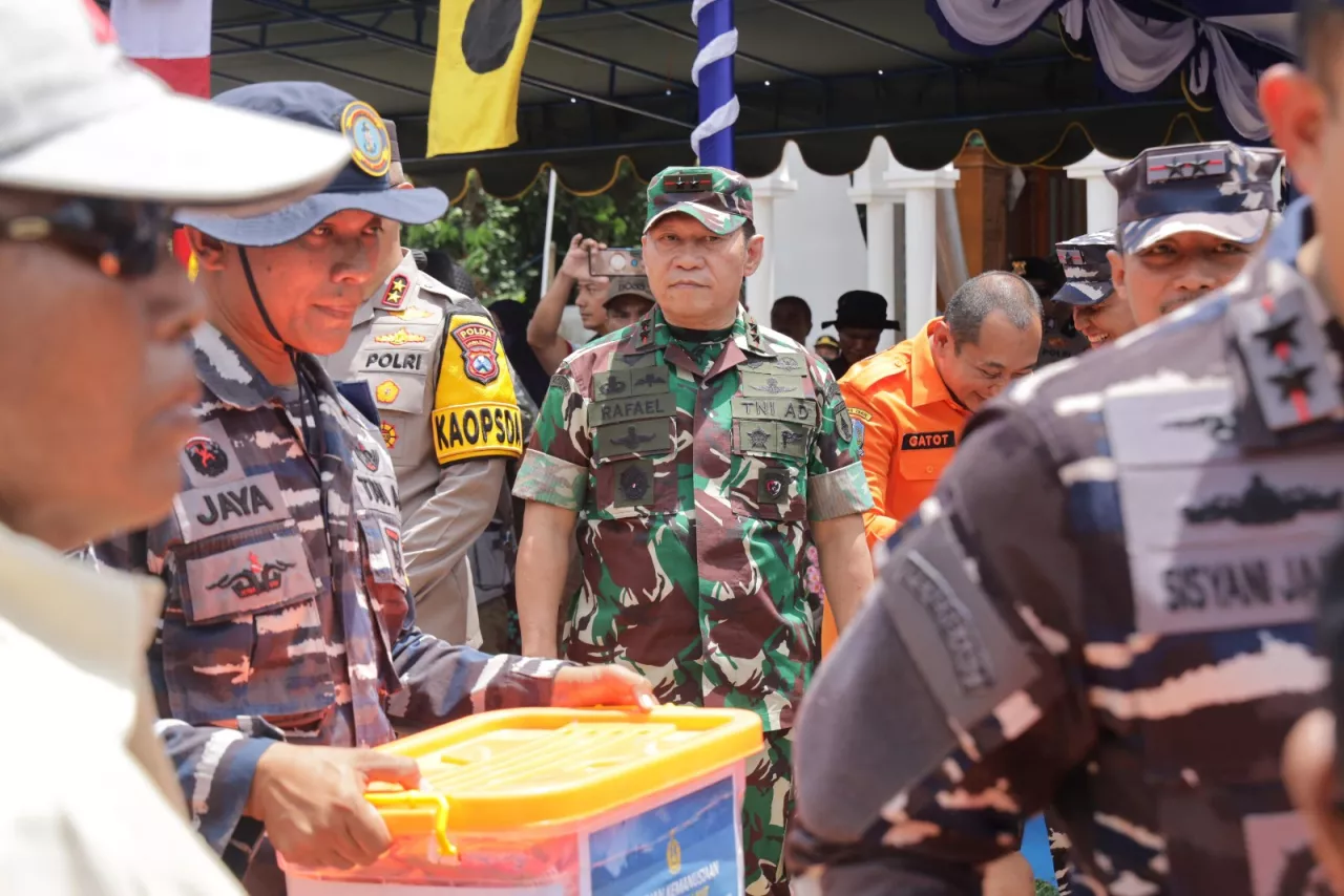 Kasal dan Pangdam V Ziarah ke Makam Sunan Bonang, Lalu Baksos ke Bawean dan Tuban