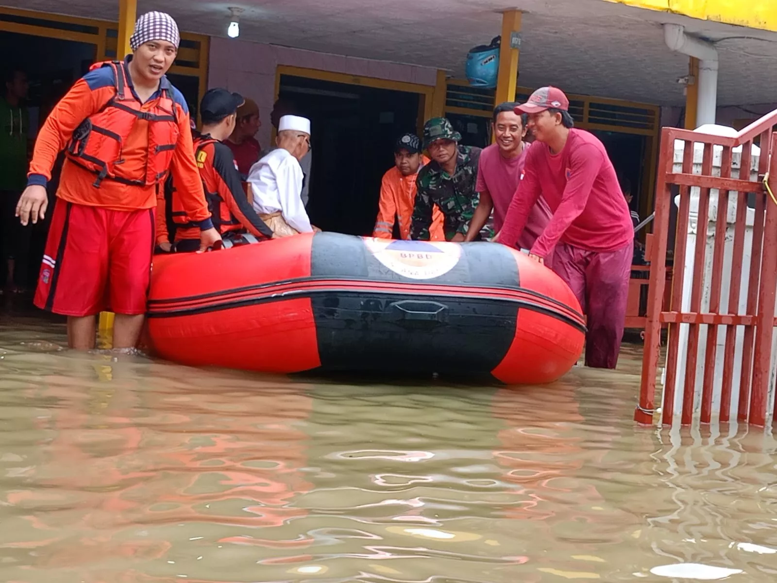 Purnawirawan TNI Terisolir Akibat Banjir di Sampang, Babinsa dan BPBD Bergerak Cepat