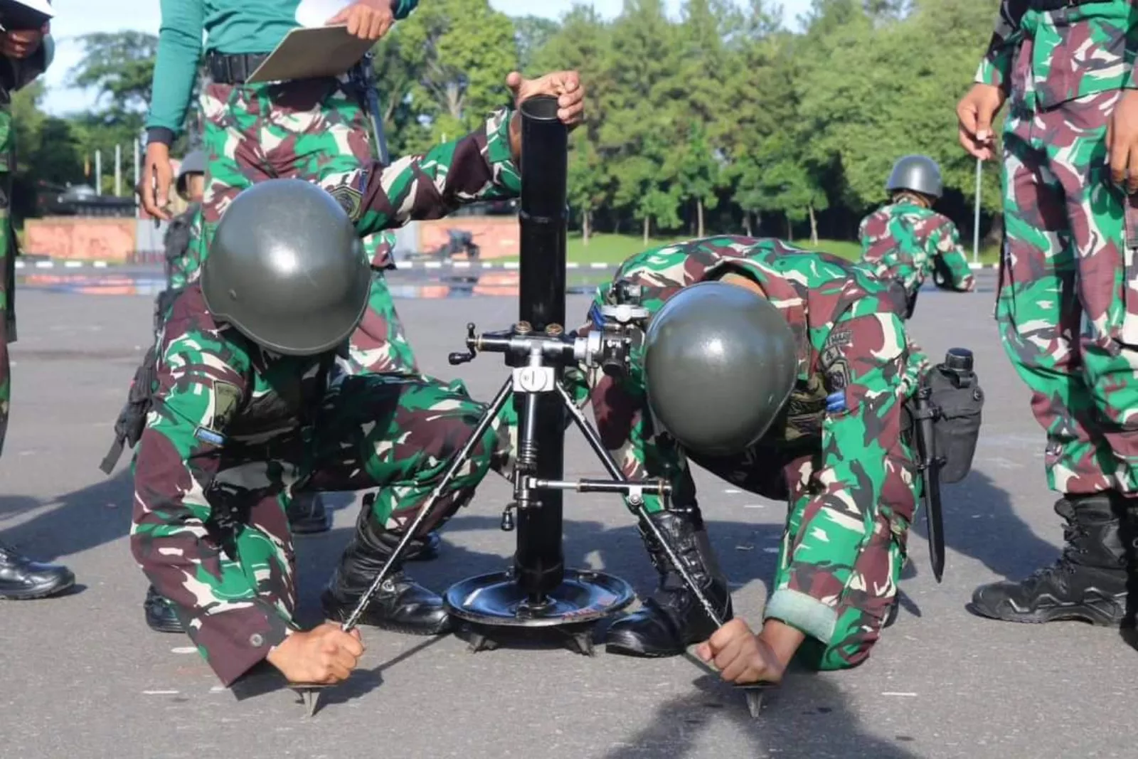 Prajurit Batalyon Infanteri 4 Marinir Latihan Senjata Bantuan di Lapangan Cilandak