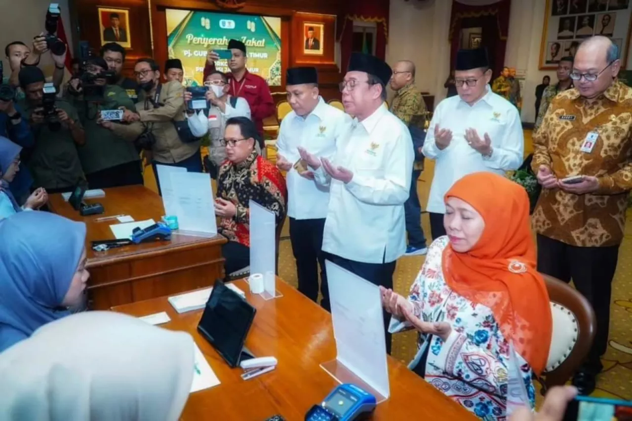 Khofifah Indar Parawansa Berzakat Melalui Baznas Jatim, Pererat Tali Silaturahmi