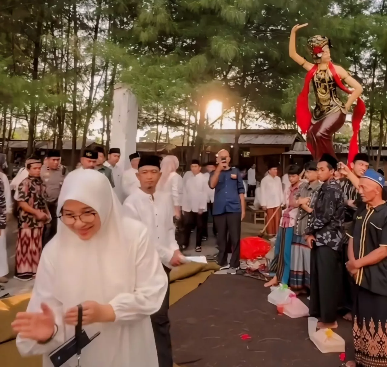 Safari Ramadan di Muncar dan Tegalsari, Ipuk Fiestiandani Launching Program Padat Karya