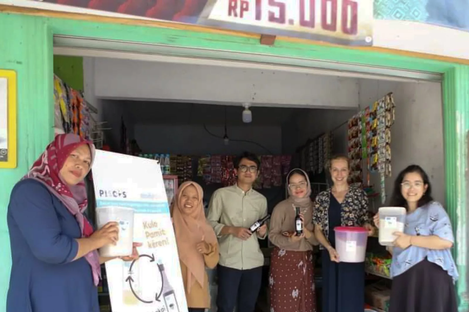 Upaya Kurangi Sampah Plastik, Banyuwangi Uji Coba Kemasan Daur Ulang untuk Sembako
