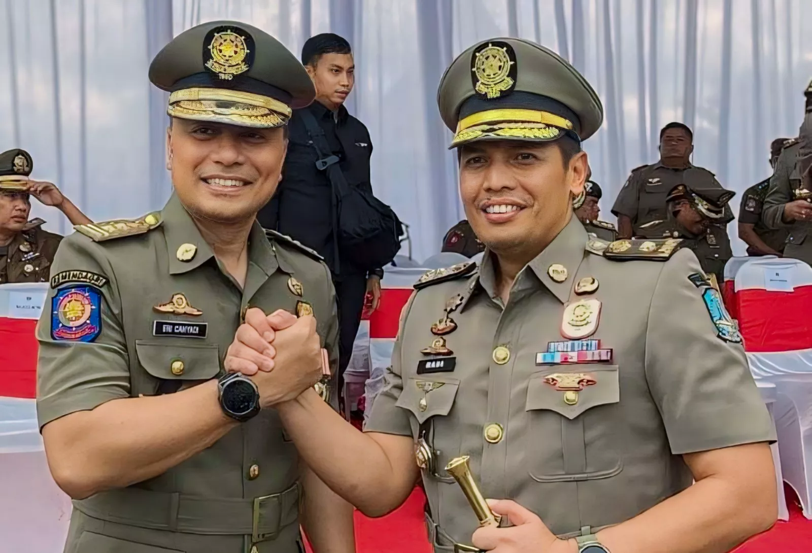 Eri Cahyadi dan Satpol PP Surabaya Terima Penghargaan Karya Bhakti dari Kemendagri