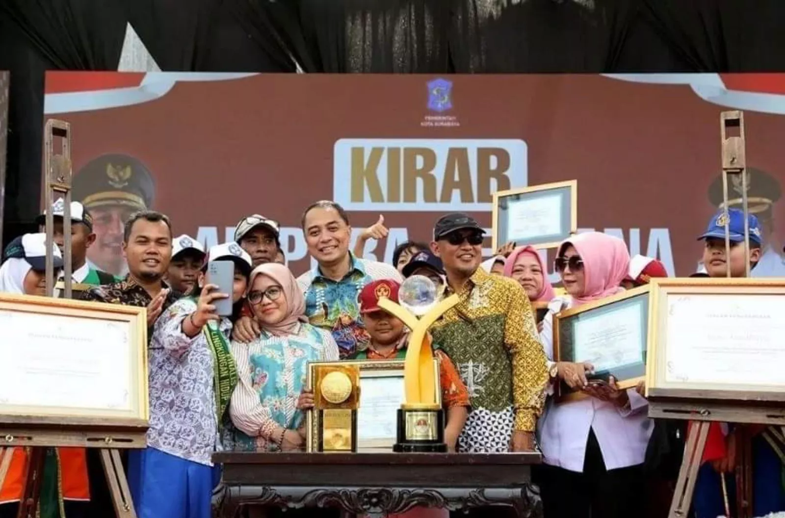 Puluhan Pelajar Sambut Kirab Adipura Kencana yang Diarak Eri Cahyadi Keliling Kota Surabaya