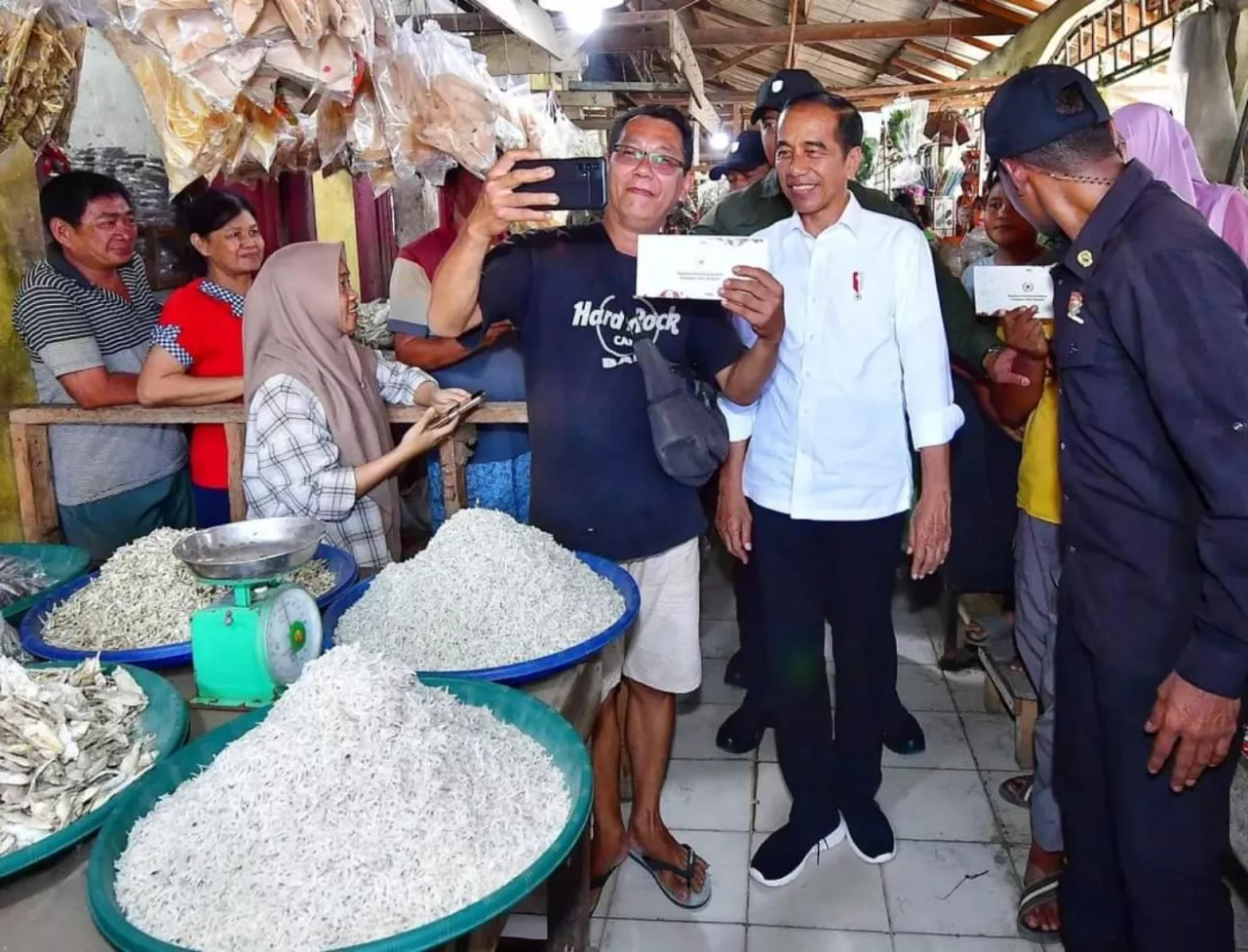 Jokowi Tinjau Harga Sembako di Pasar Kawat, Sumut, Ternyata Harga Cabai Masih Melangit