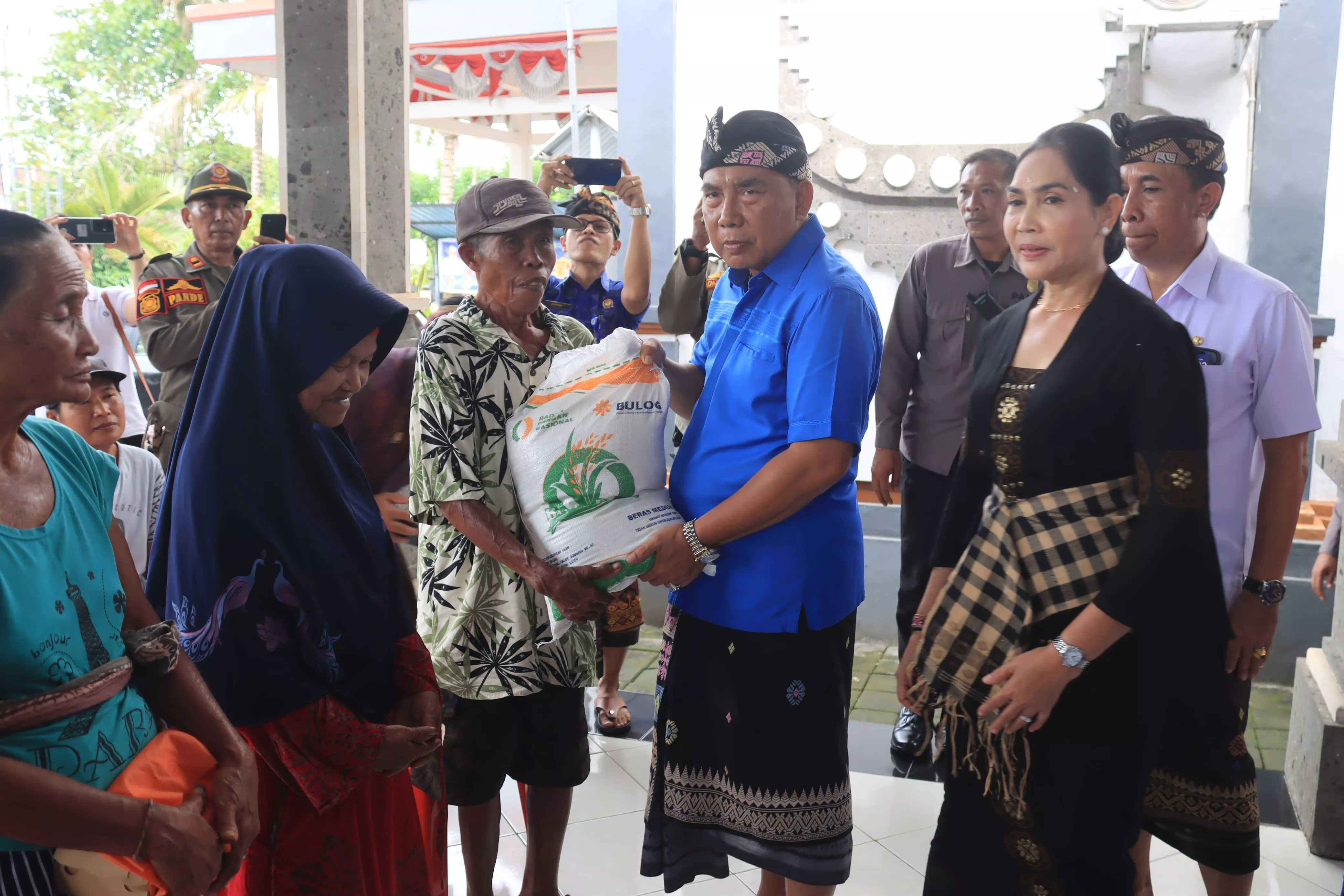 Jelang Kuningan dan Nyepi, Bupati Tamba Salurkan Beras CPP Tahap II
