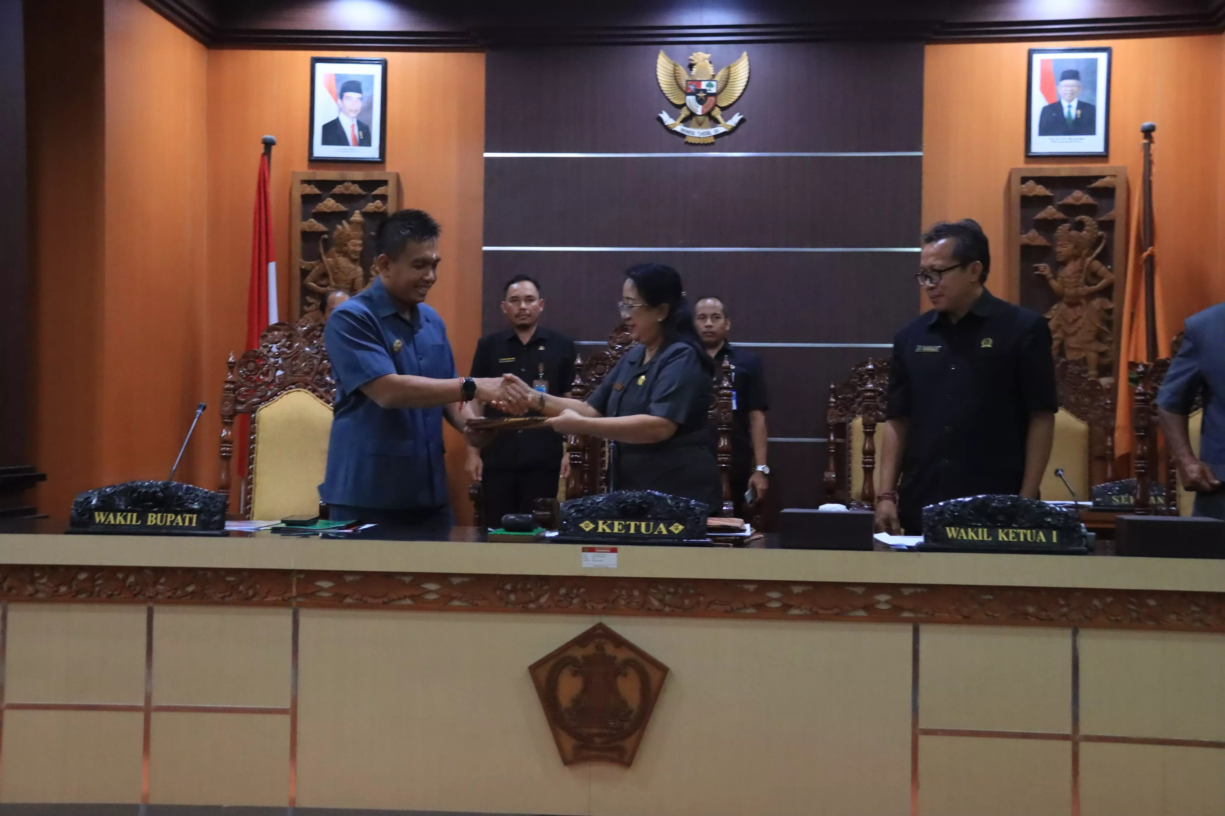 Wabup Ipat Sampaikan Pendapat Bupati atas Ranperda Inisiatif Dewan