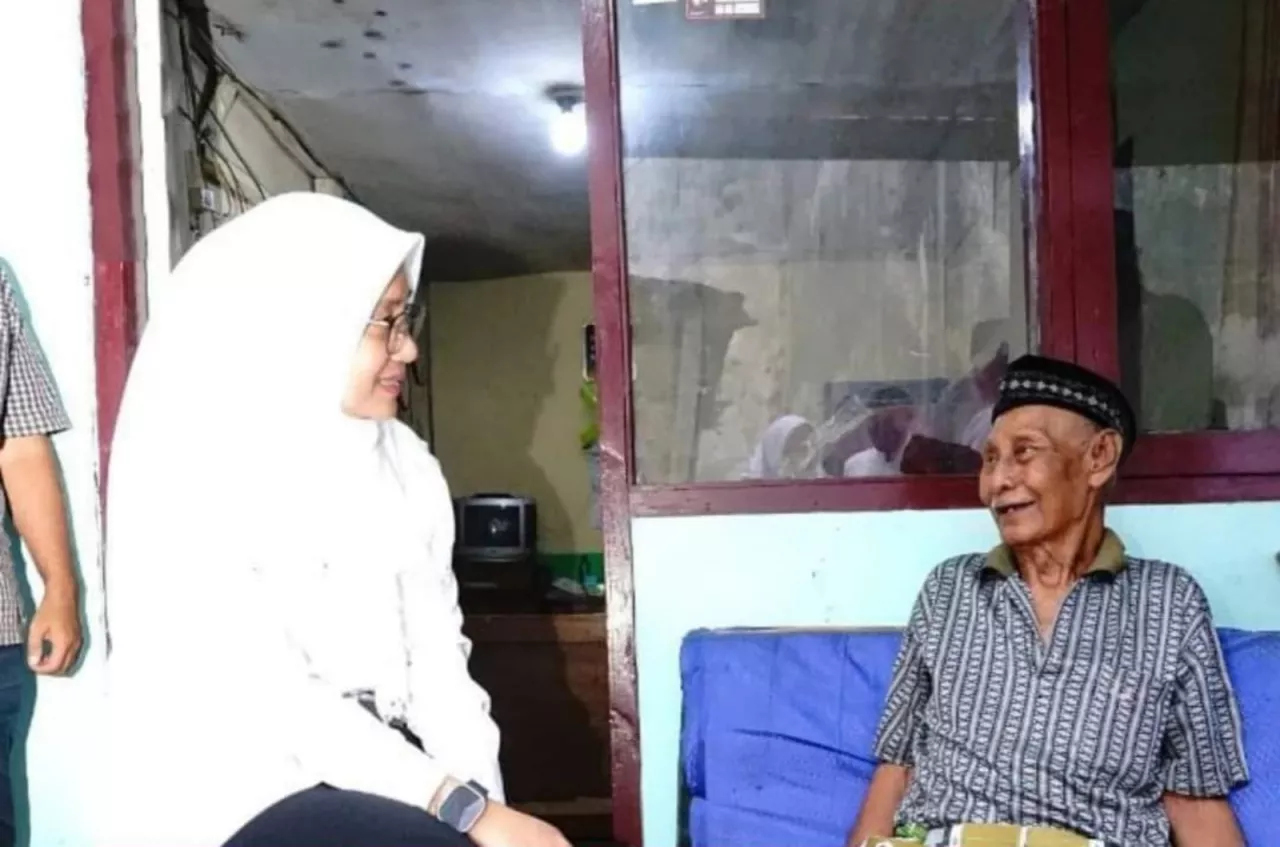 Peduli Lansia, Ipuk Fiestiandani Jenguk Kakek 84 Tahun yang Sakit dan Tinggal Sendirian