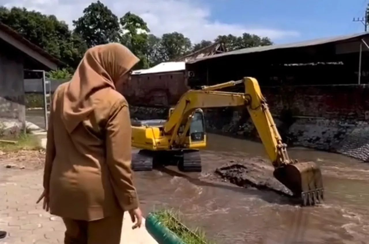 Antisipasi Banjir, Ipuk Fiestiandani Normalisasi Sungai di Berbagai Wilayah di Banyuwangi