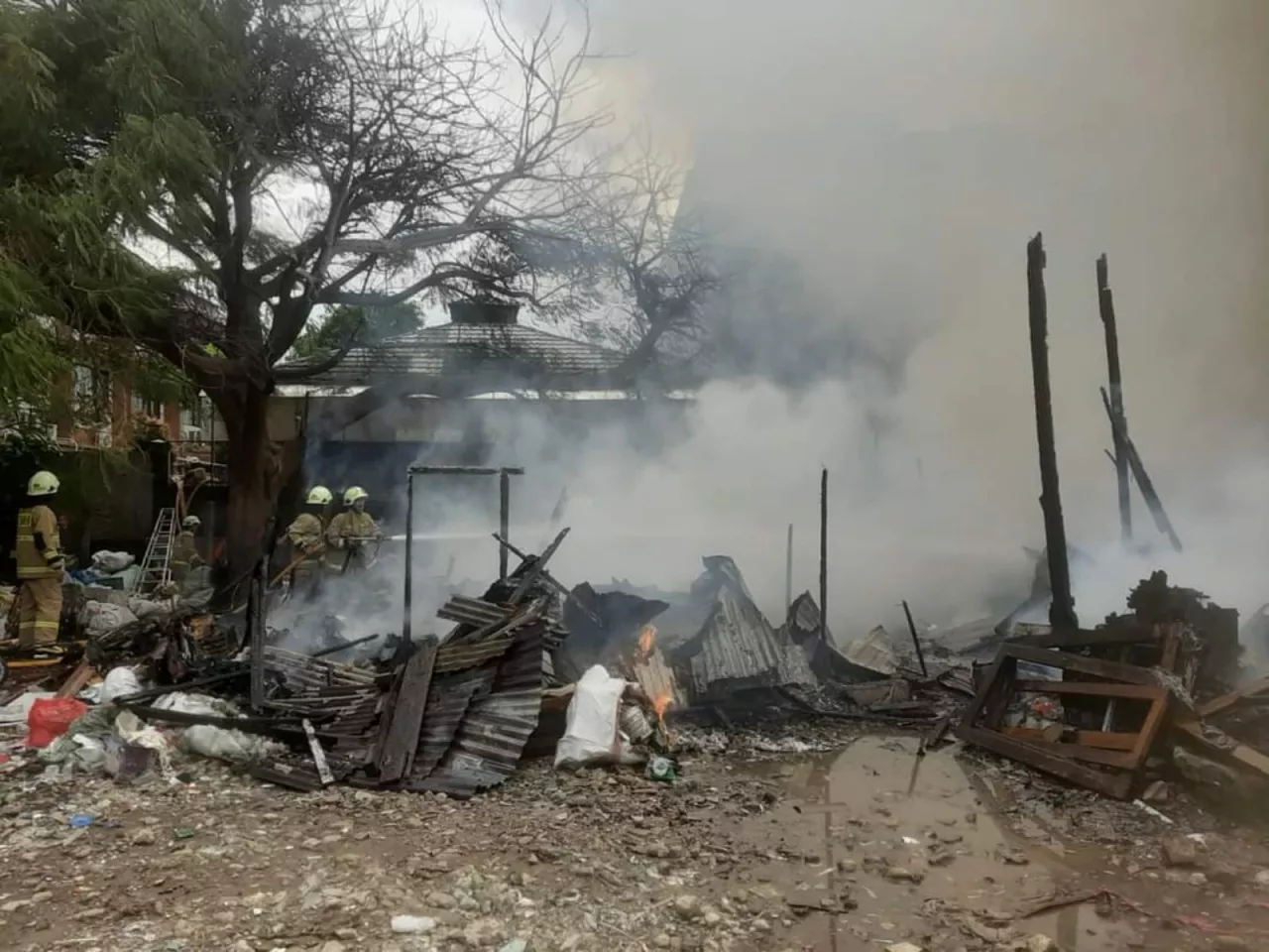 Kebakaran di Kedoya Raya, Jakarta Barat, Lapak Semi Permanen Ludes Beserta Isinya