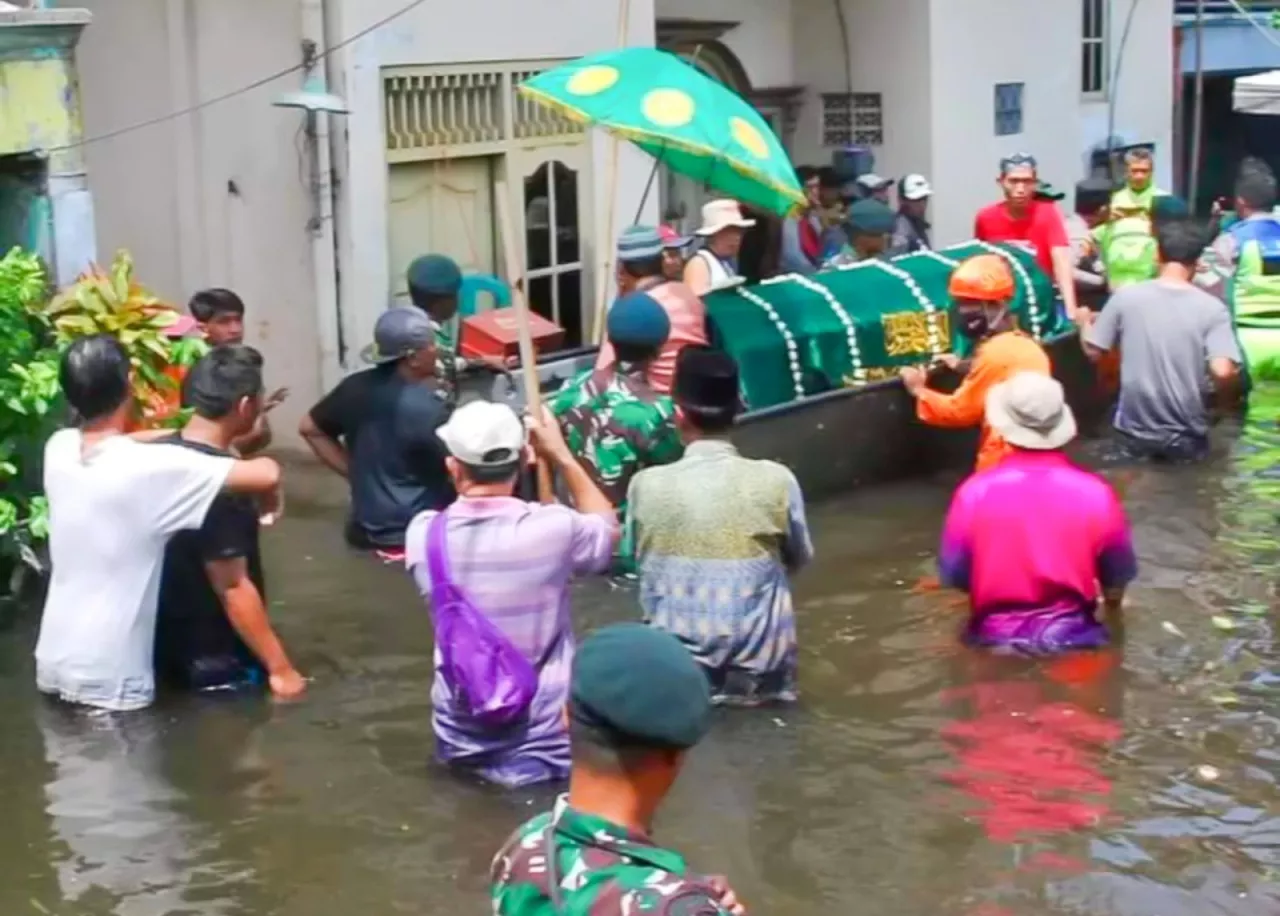 Petugas Antar Jenazah Ibu Romlah ke TPU Trimulyo dengan Perahu Menerjang Banjir