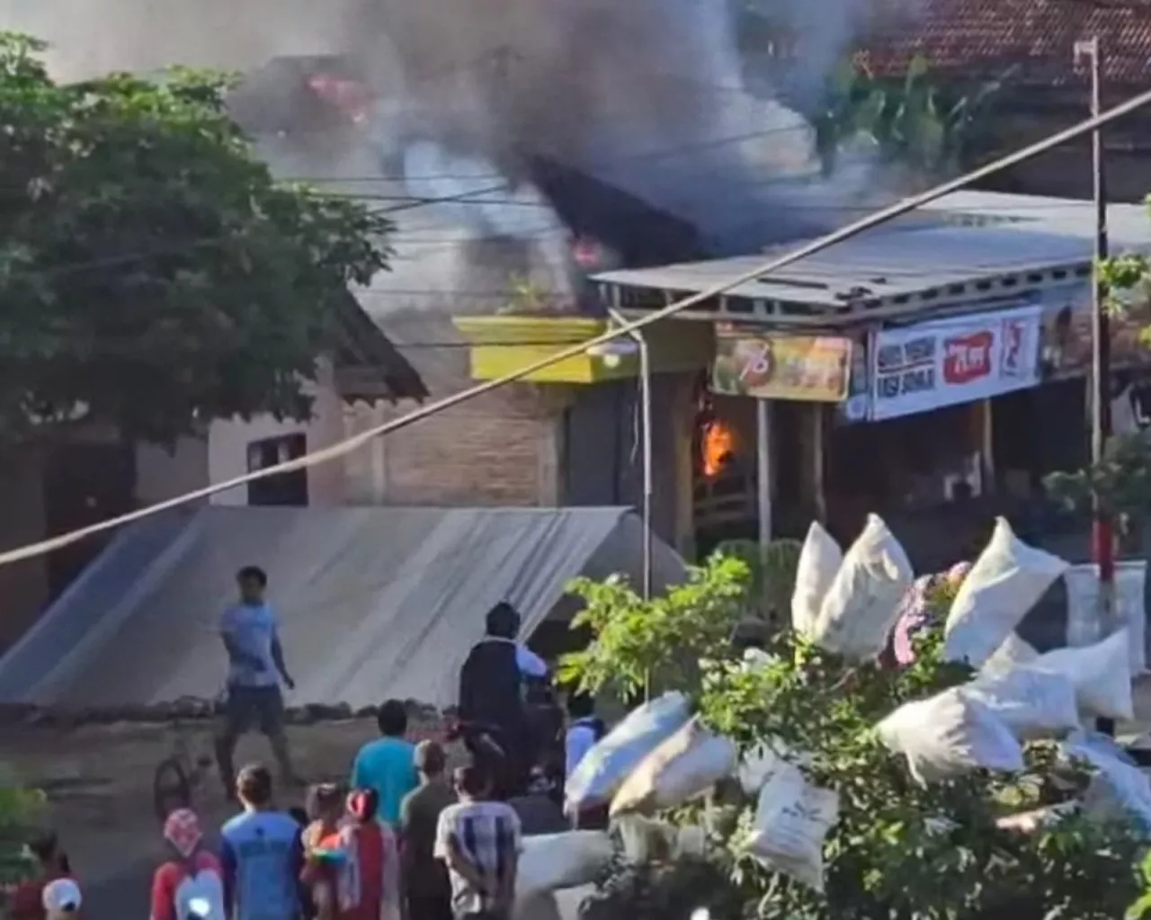 Kebakaran Melalap Rumah dan Toko Kelontong di Trenggalek, Kerugian Ditaksir Rp 185 Juta