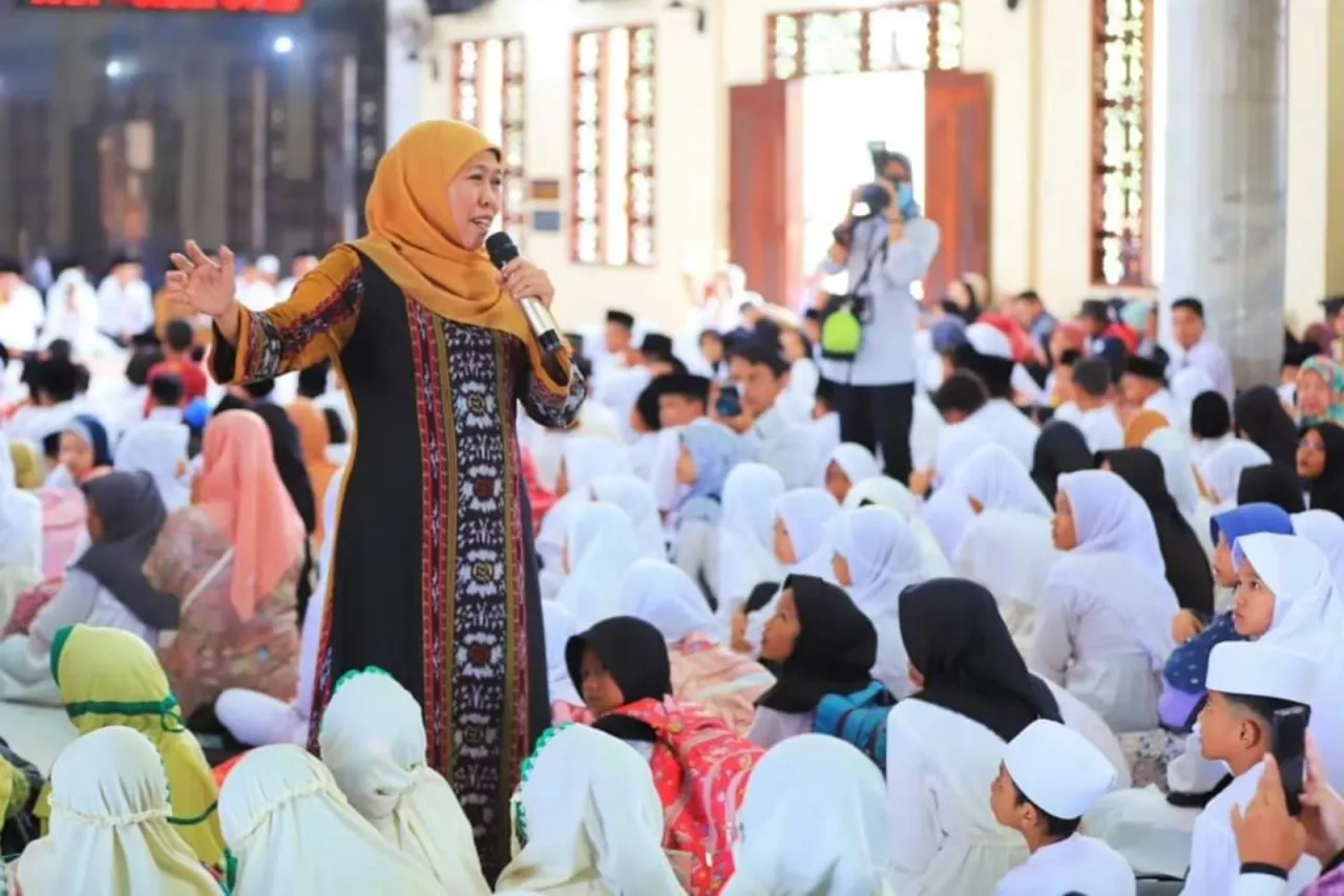 Khofifah Indar Parawansa dan Adhy Karyono Santuni 800 Anak Yatim di Kota Kediri