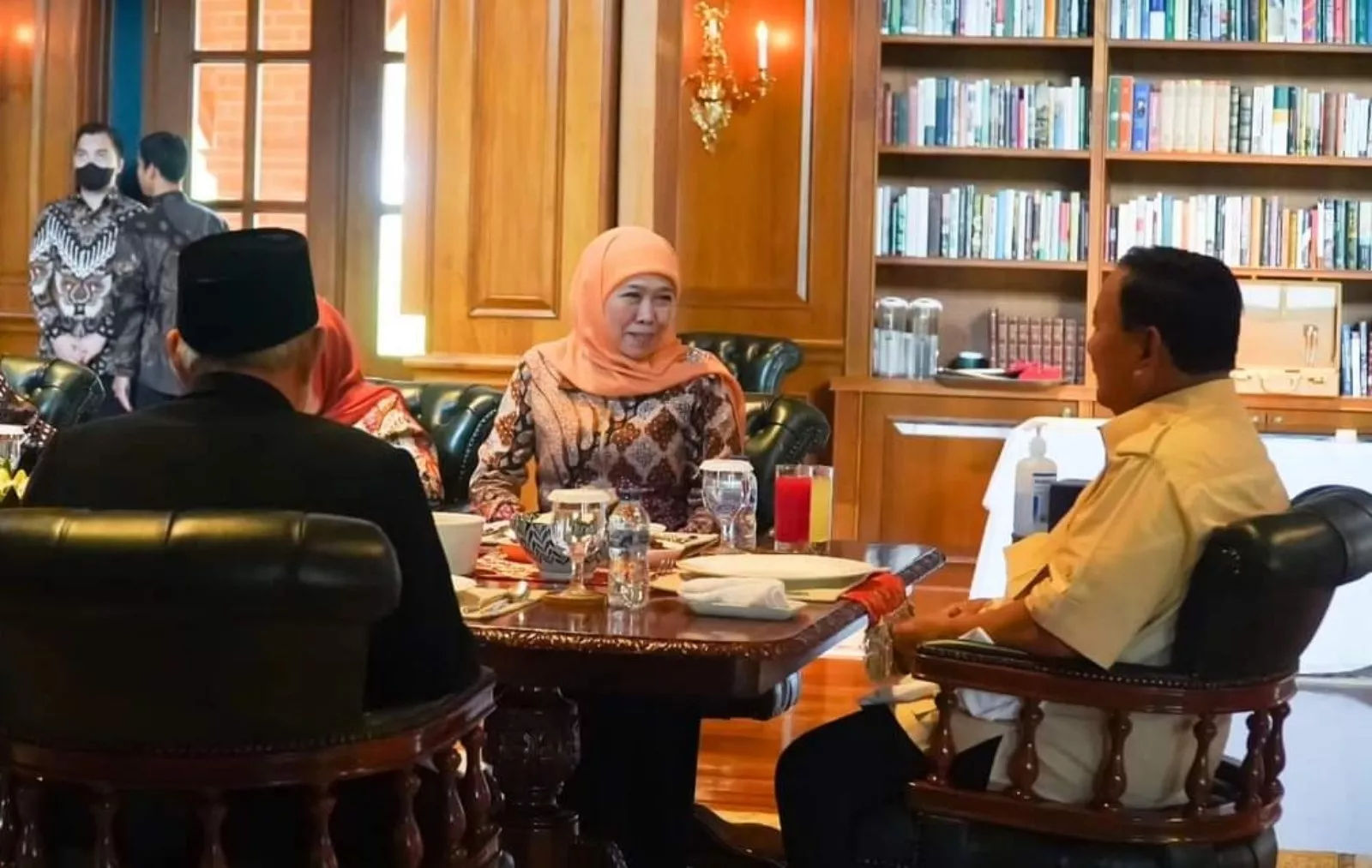 Bertemu Relawan Prabowo, Khofifah Bahas Visi Indonesia, Lokal, Nasional dan Global