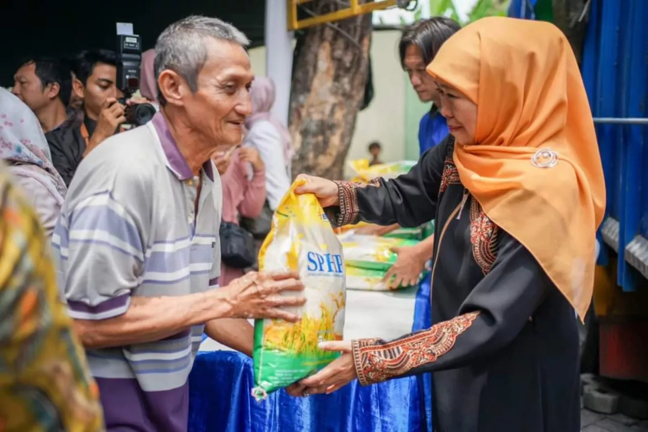 Mengarungi Bulan Suci Ramadan, Khofifah Indar Parawansa Sibuk Memperkuat Shodaqoh