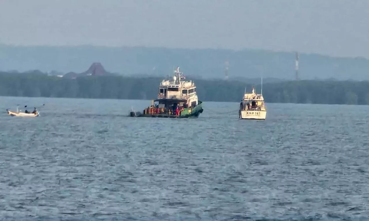 KRI Marlin 877 Bantu Evakuasi Kapal Pan Marine 8 yang Bocor di Perairan Surabaya