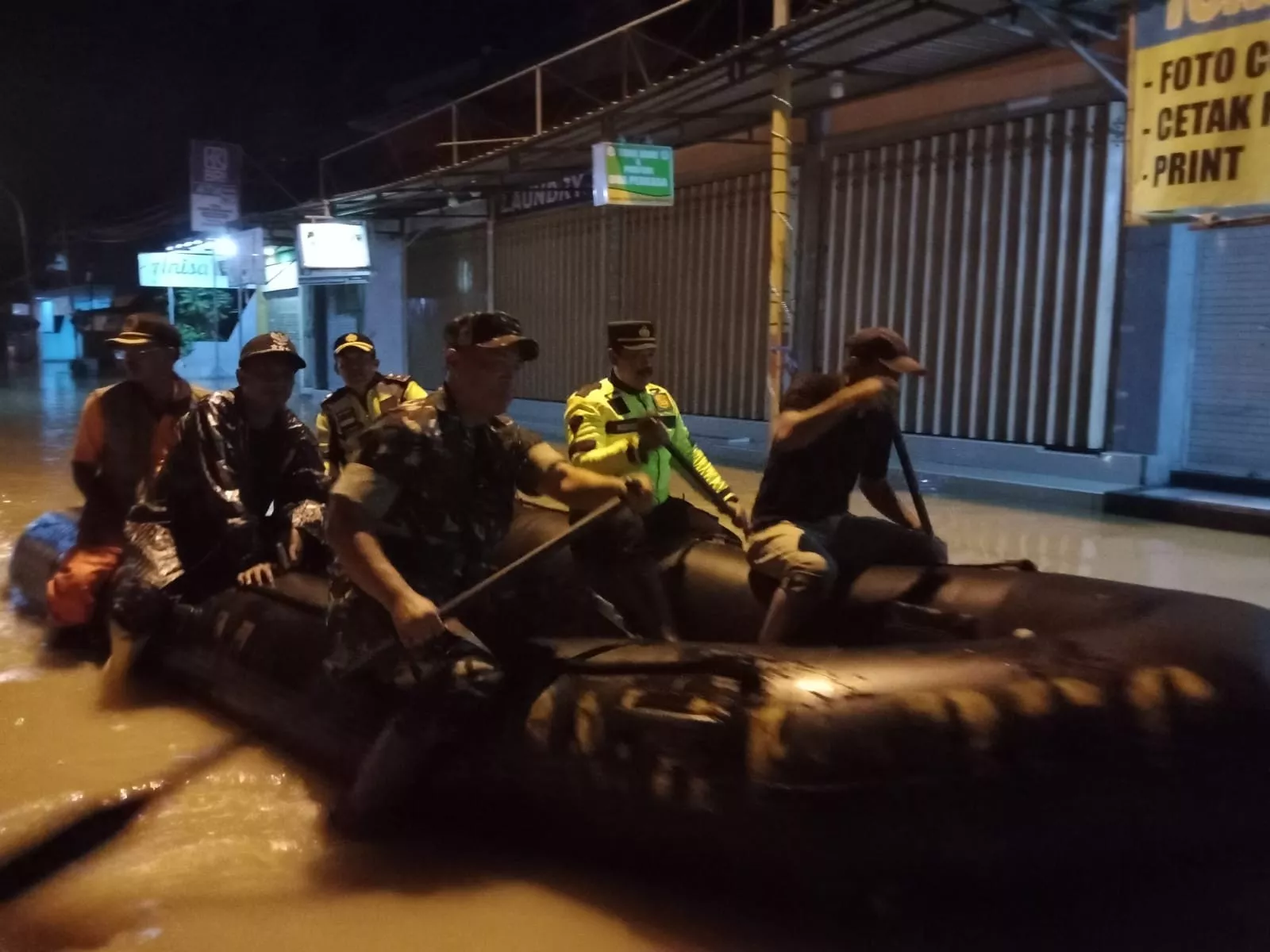 Dilanda Banjir, Arosbaya Lumpuh Total, Kodim Bangkalan Salurkan Sahur dan Evaluasi Warga