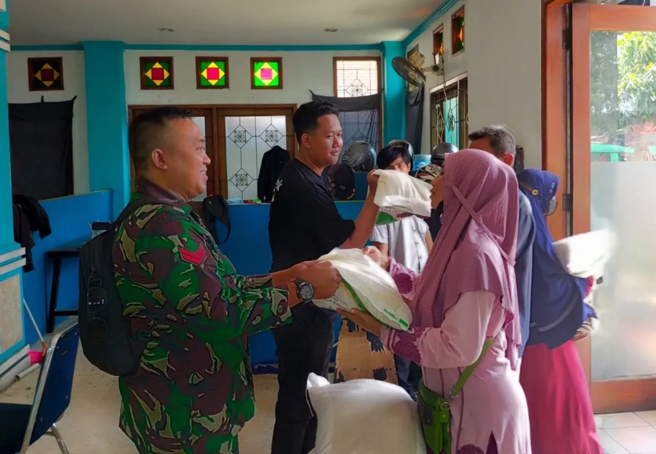 Babinsa Sidotopo Bantu Pemerintah Salurkan Beras untuk Warga Miskin di Sidotopo