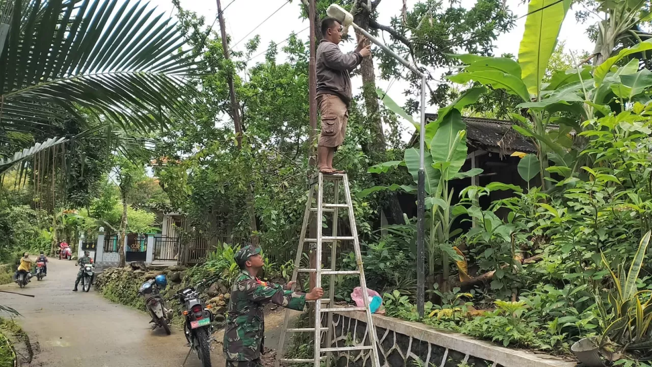 Babinsa dan Warga Desa Kelompang Gubug Pasang Lampu Sepanjang Akses Masuk Desa