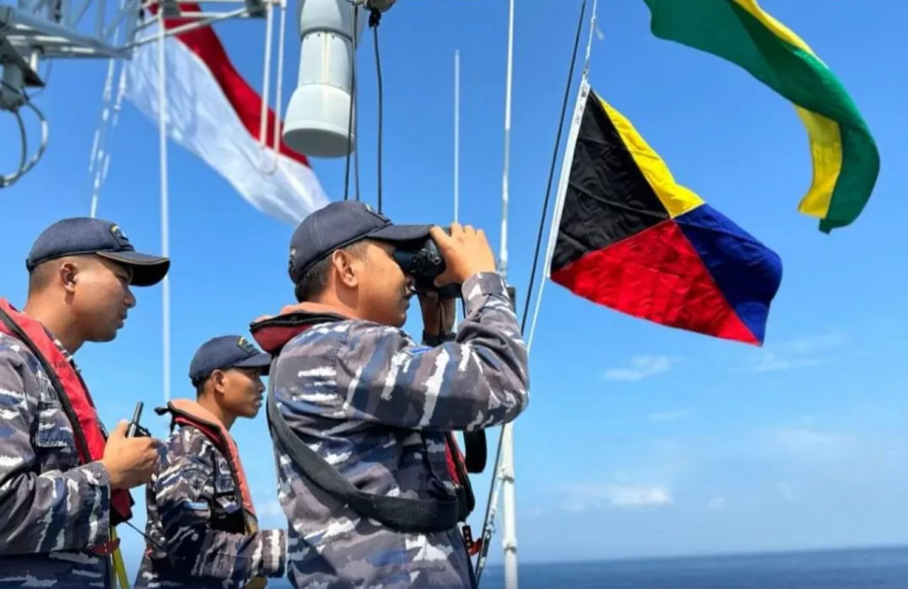 KRI Hasan Basri Gelar Latihan Bersama Kapal Perang Prancis FNS Vendemiaire di Selat Lombok