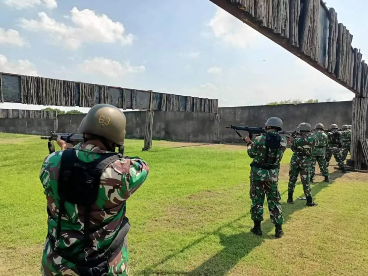 Prajurit Yonmarhanlan V Surabaya Latihan Menembak di Kodiklatal JW Kaimana