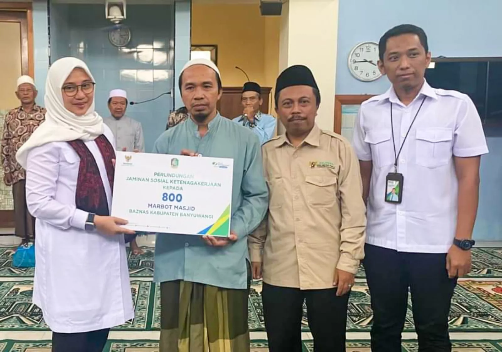 Ipuk Fiestiandani Beri Jaminan Kecelakaan Kerja pada 800 Marbot di Banyuwangi