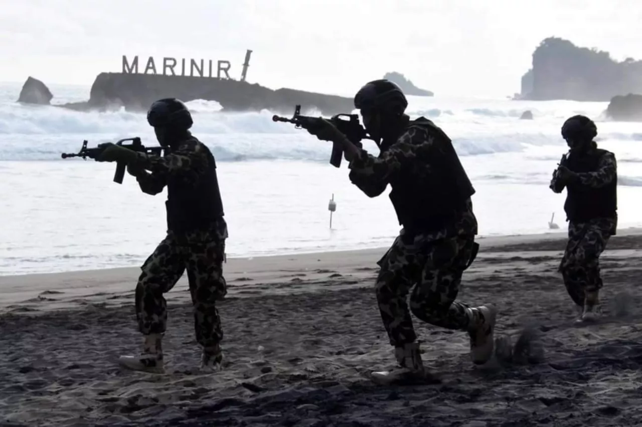 Ratusan Prajurit Muda Korps Marinir Resmi Dilantik di Pantai Baruna Kondang Iwak